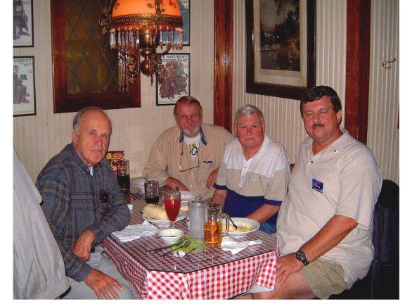 Sovakar restorana -Spaghetti Warehouse- chetri muskatieri!
