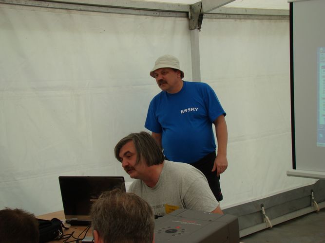 Kur ta sarkana podzina_____